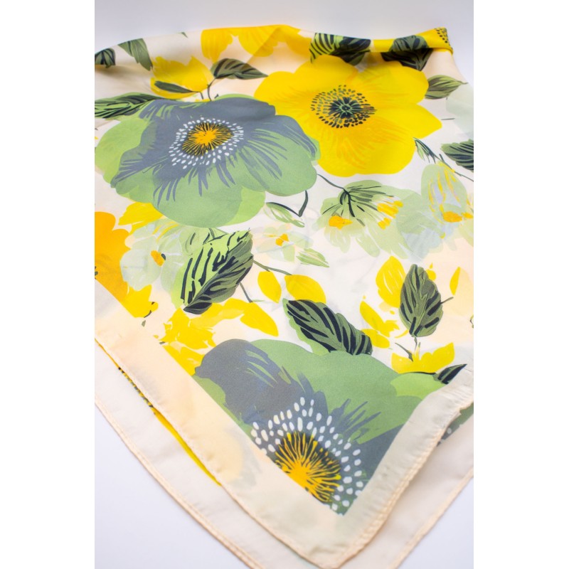 Foulard fluide à fleurs jaunes et vertes