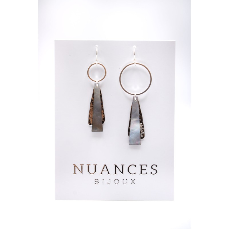 Boucles d'oreilles asymétriques argentées & nacre - NUANCES BIJOUX
