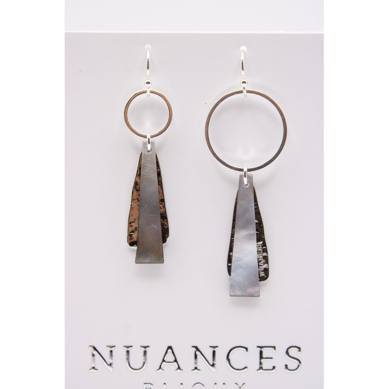 Boucles d'oreilles asymétriques argentées & nacre - NUANCES BIJOUX