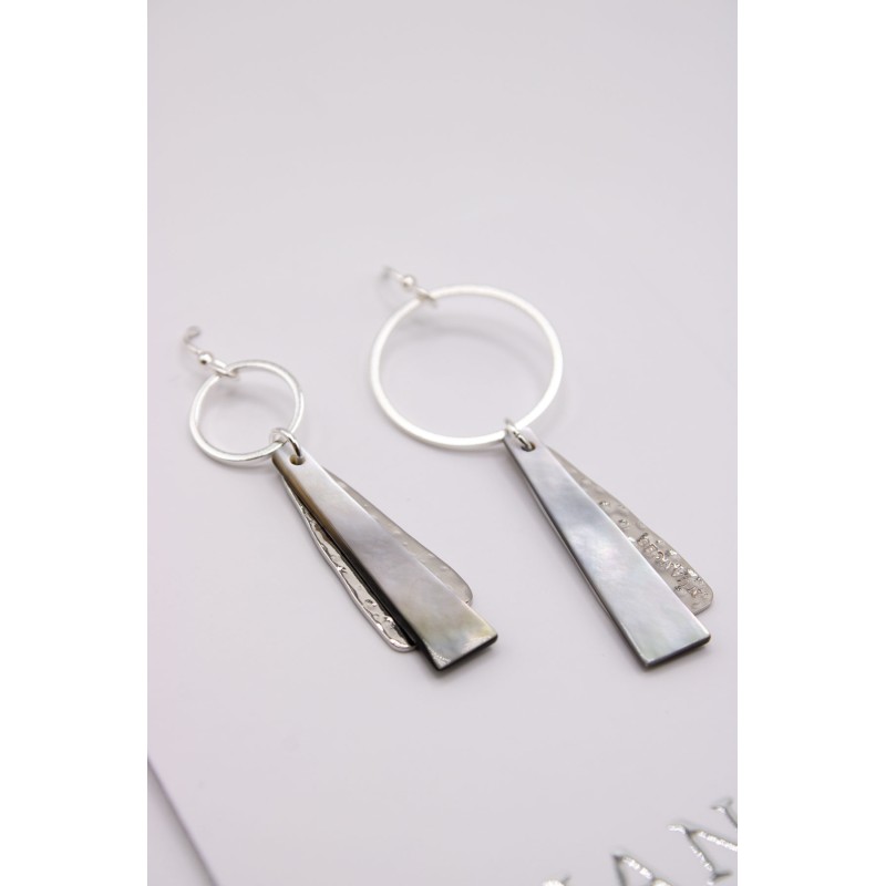 Boucles d'oreilles asymétriques argentées & nacre - NUANCES BIJOUX