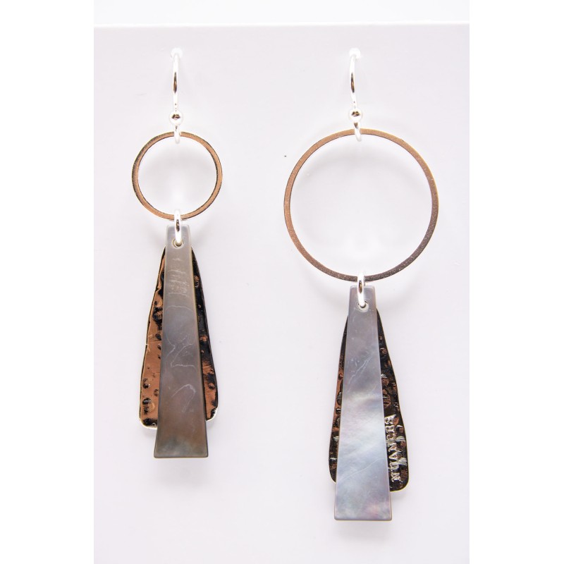 Boucles d'oreilles asymétriques argentées & nacre - NUANCES BIJOUX
